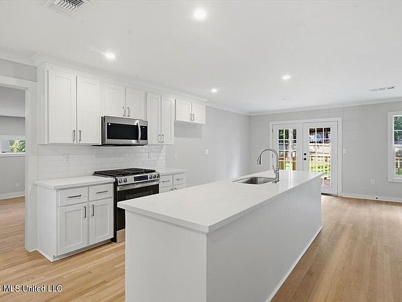 5th image of 4330 Manhassett Dr