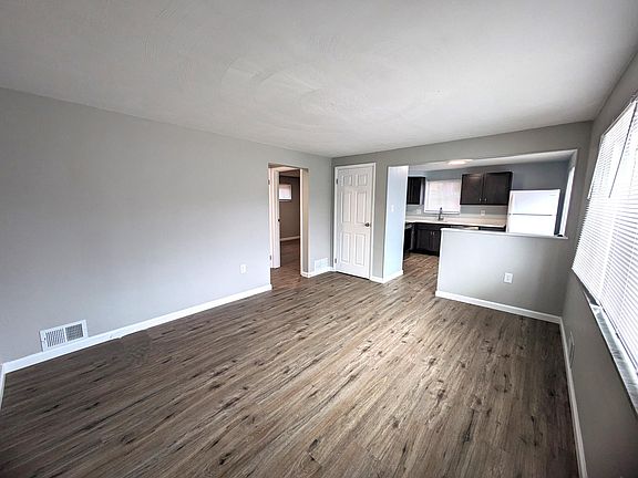 Livingroom to Kitchen