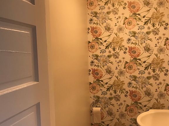 Cheerful half bathroom