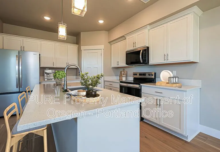 504 NE Trillium Dr — Photo 2