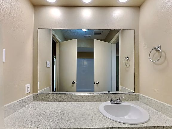 5th image of 140 Valleyglen Dr