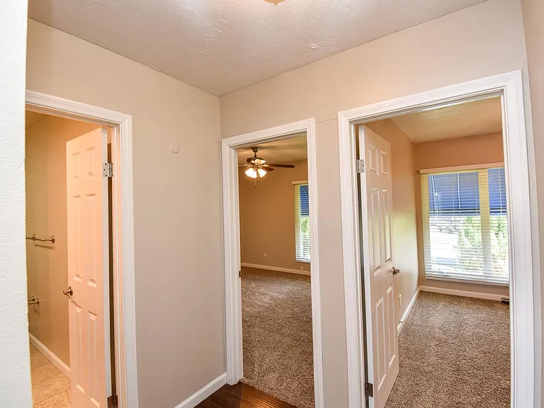 Megan Court Apartments — Photo 33