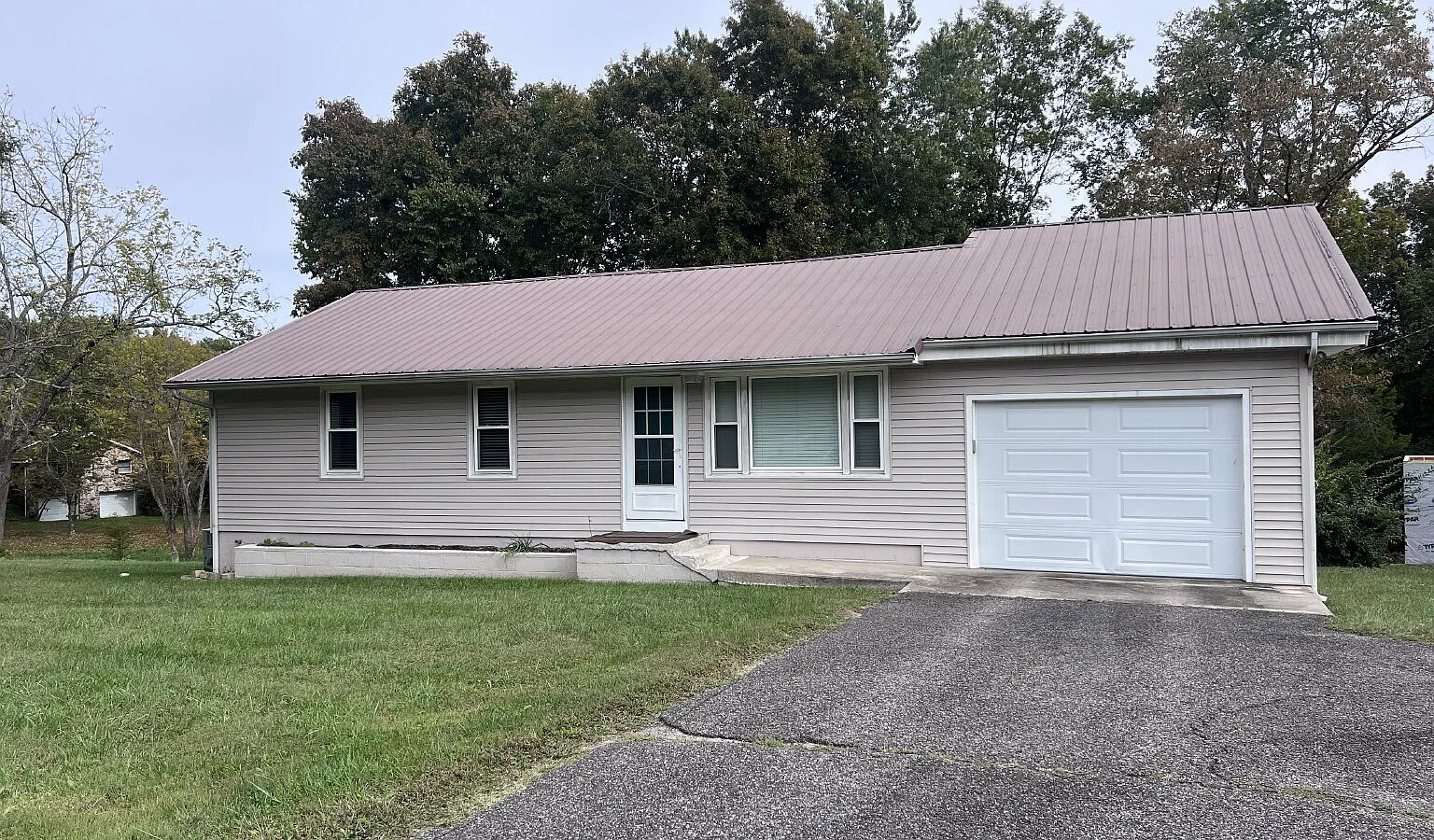 3 bed, 1.0 bath, 1151 sqft, $1,300 — Photo 1