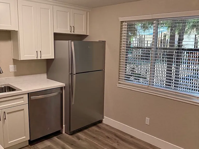 427 W Elm St — Photo 1