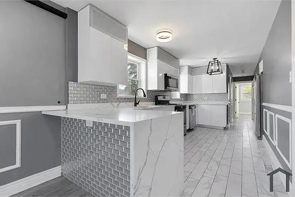 245 W 43rd St — Photo 9