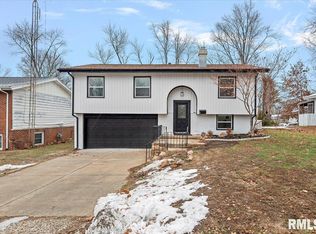 31 Glenwood Ln, Chatham, IL 62629