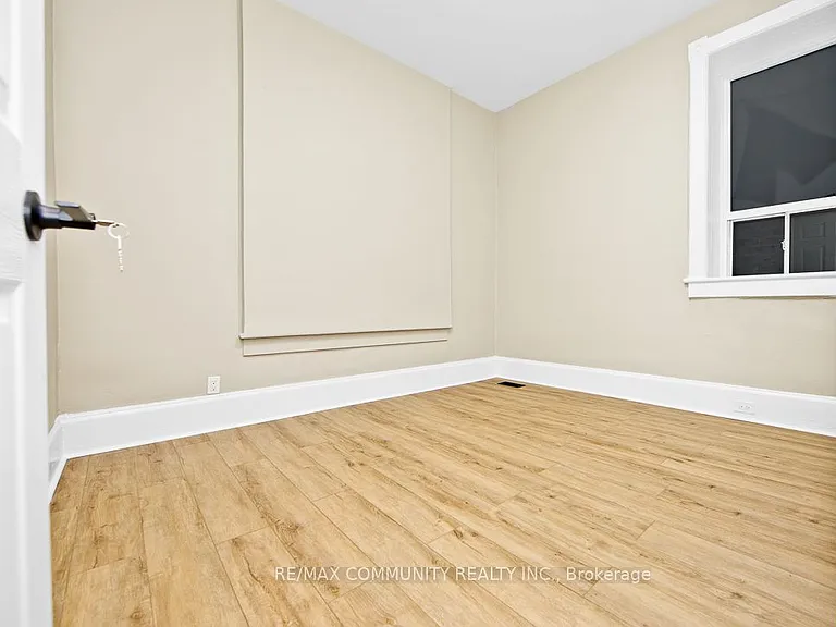 1130 King St E #1 — Photo 11