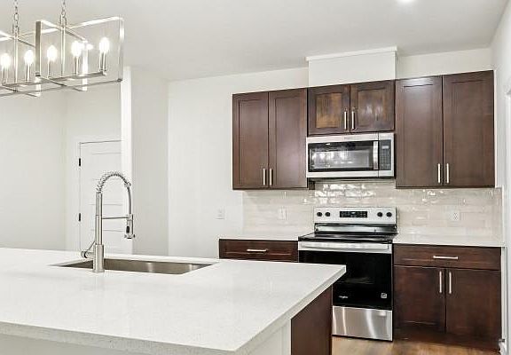 2nd image of 527 Autumn Ln