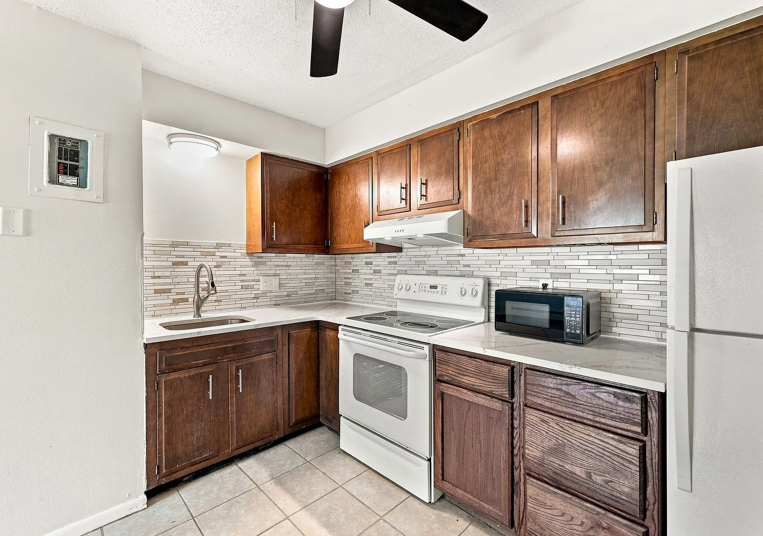 - Half Off 1st Months Rent - Renovated - In Unit Laundry — Photo 2