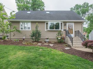 5 Peckman Ct, Verona, NJ 07044
