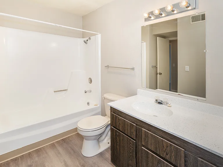 Berkshire Apartments — Photo 16