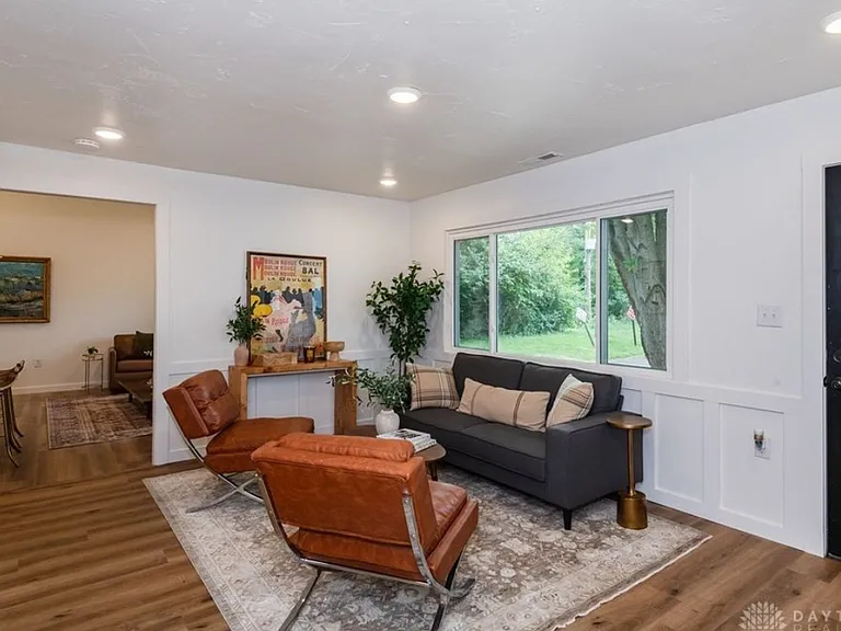 457 Marchmont Dr — Photo 12