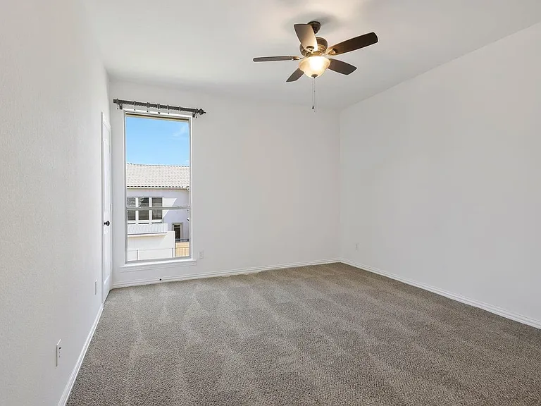 7905 Kickapoo Dr — Photo 32