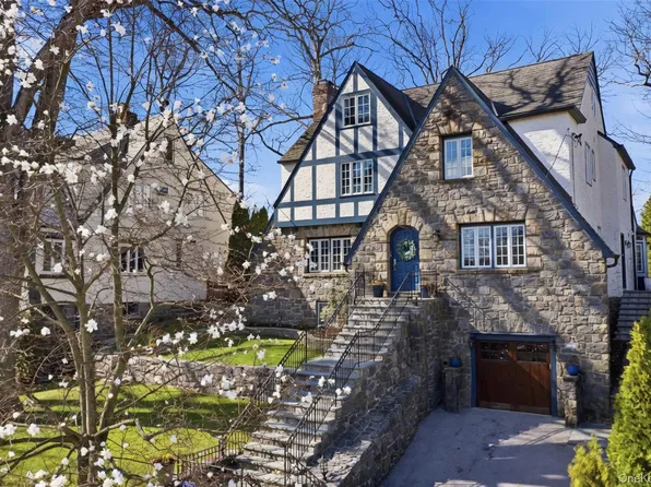 42 Mulberry Lane, New Rochelle, NY 10804