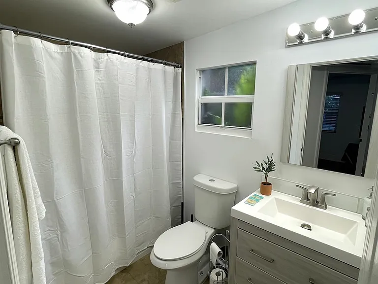 2703 NE 6th Ln #STUDIO — Photo 11