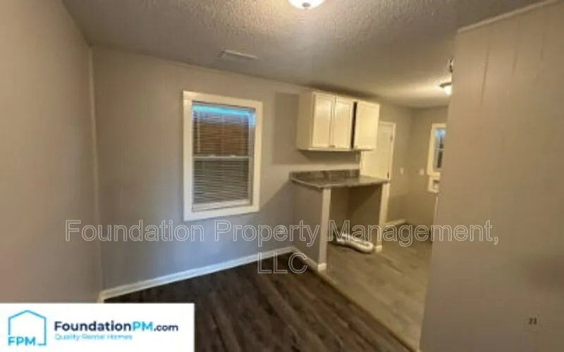 3 bed, 1.0 bath, 881 sqft, $890 — Photo 4