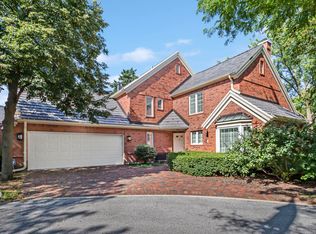 21 Regent Wood Rd, Northfield, IL 60093