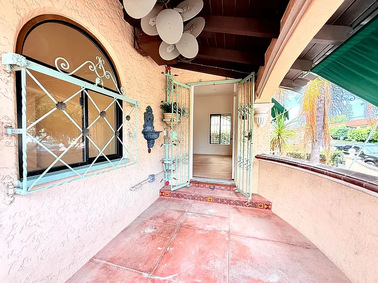 6130 Whitsett Avenue — Photo 17