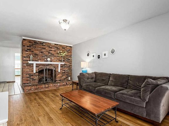 5th image of 1870 Tamarack Ct N