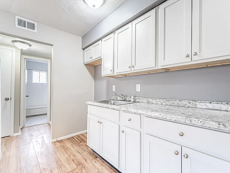14918 Milverton Rd #4 — Photo 5