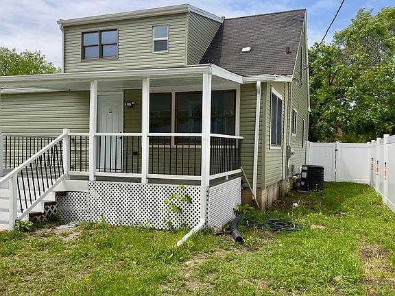 3rd image of 9759 Rutherford Ave
