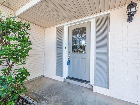 4th image of 1701 Oakridge Dr