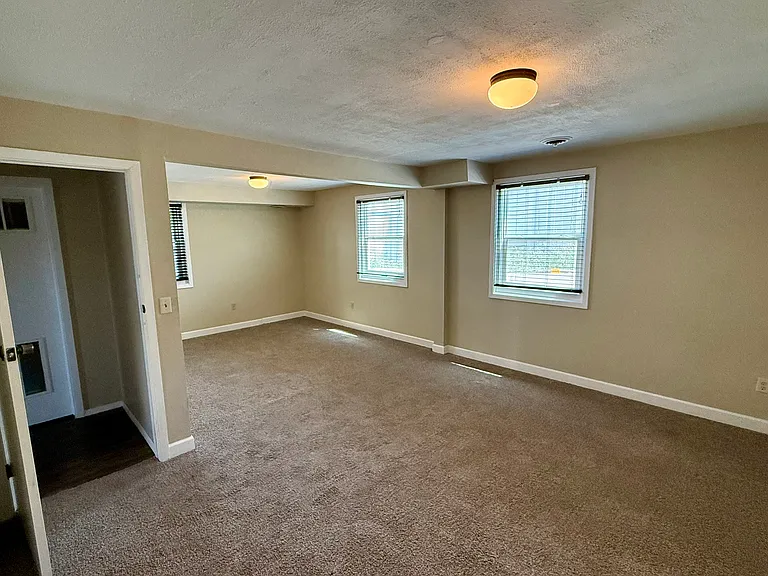 408 Anamosa St — Photo 16