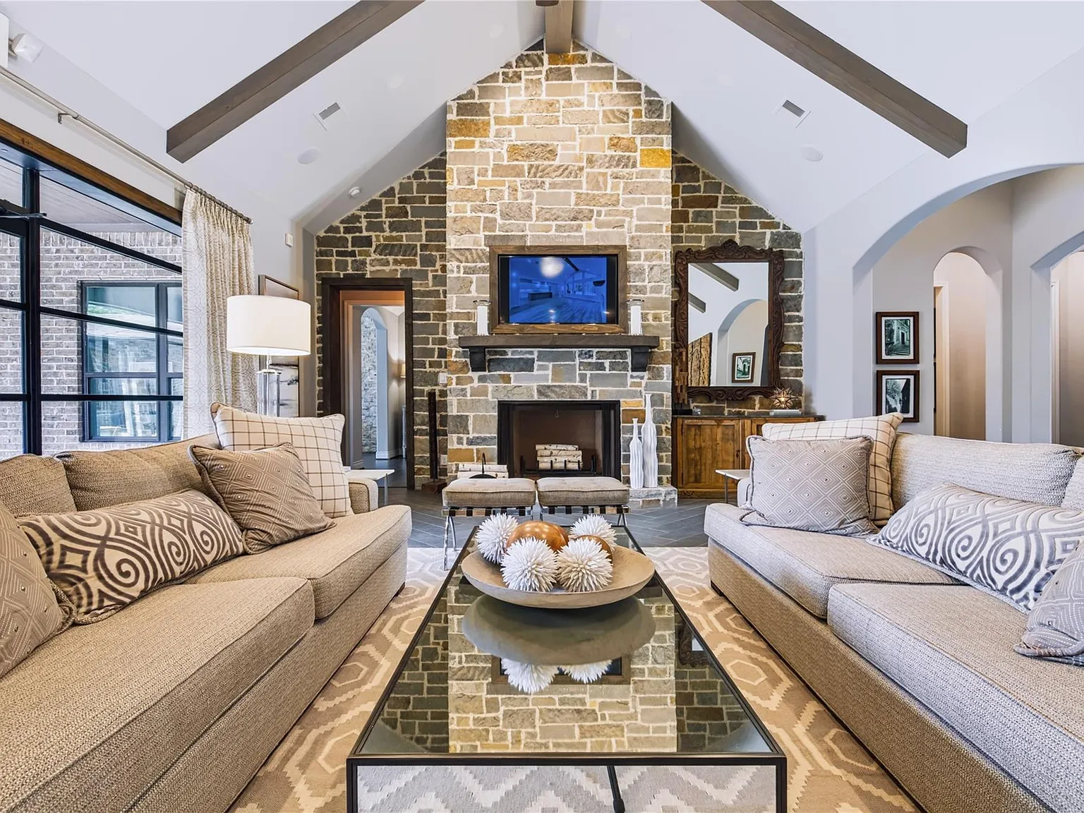 4 bed, 6.0 bath, 4279 sqft, $8,558 — Photo 4