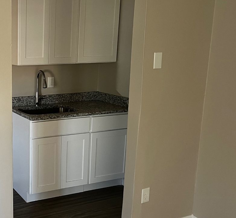 2nd image of 2315 Saint James Ave #16B