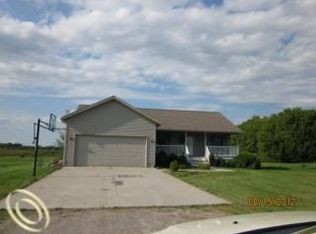 9406 Marquette Rd, Wales, MI 48027