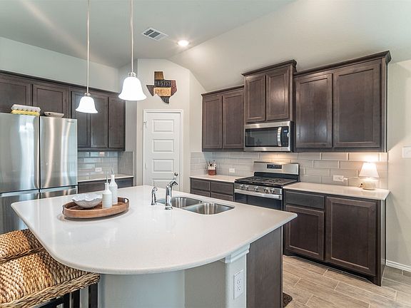 5th image of 1828 Abelia Ln