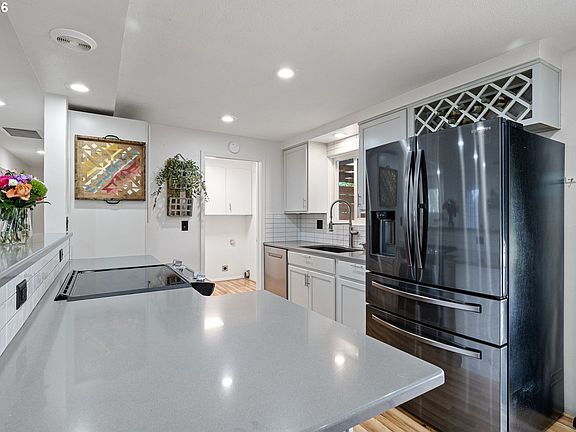 5th image of 936 Quinalt St