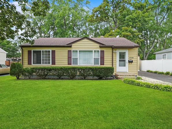 1028 Mary Ave, Winthrop Harbor, IL 60096