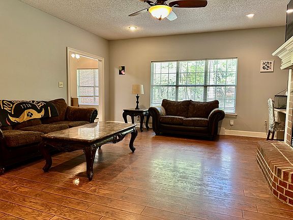 3rd image of 214 Churchill Cir