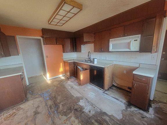 3rd image of 1217 N Sunset Dr