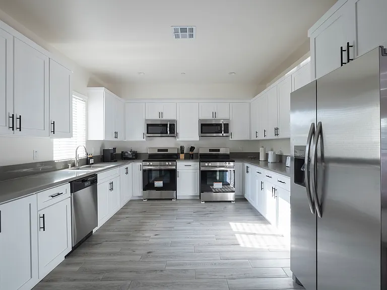 1712 W Jefferson Blvd — Photo 1