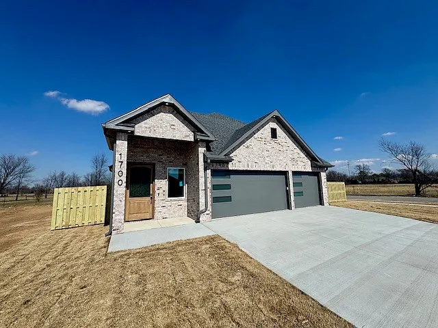 1700 Jensen Ave - 1 — Photo 1