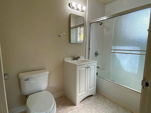 5th image of 920 Evelyn St APT 1