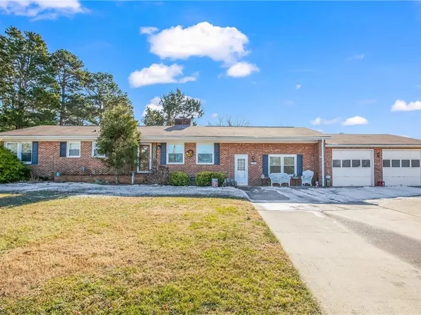 100 Lakeshore Dr, Thomasville, NC 27360