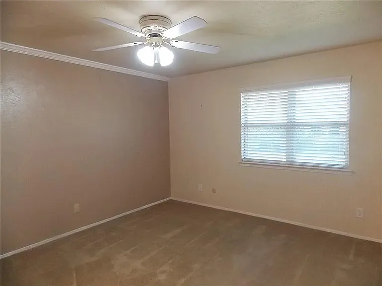 2122 Cedarcrest Dr — Photo 6