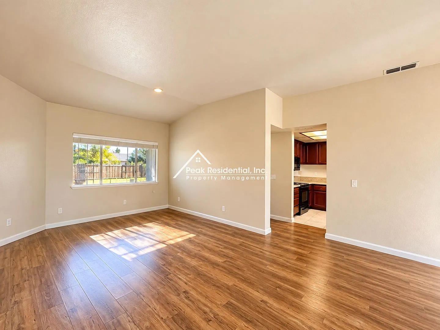 Spacious Updated 3bd/2ba Vintage Park Home with 2 Car Garage — Photo 3