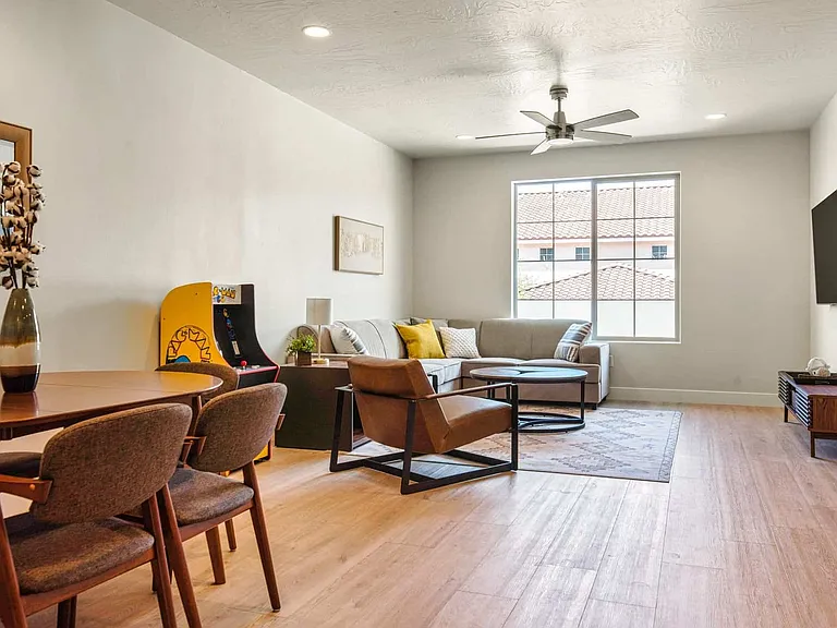 1197 N Bello Aly — Photo 3