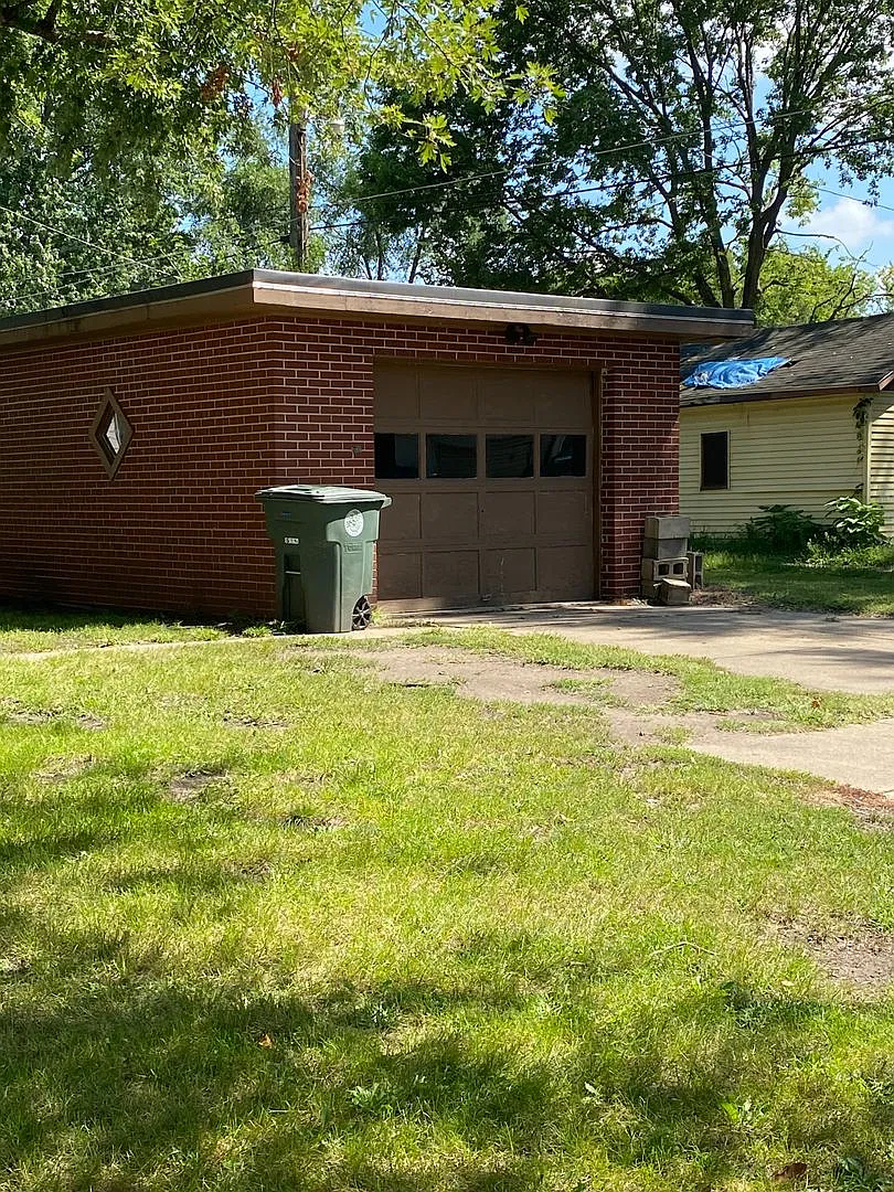 2 Bedroom, 1 Bath Single Family Home with Single Stall Garage 920 Ashland Waterloo, IA — Photo 2