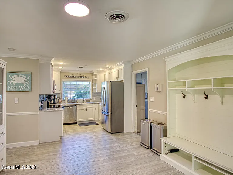 455 Laurel Ct — Photo 9