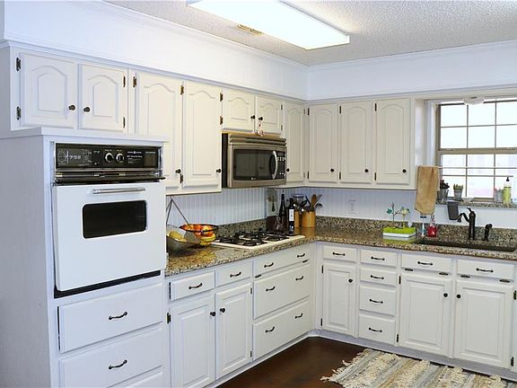 4th image of 1400 Stratford Ln