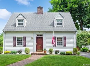 71 Kingsbury Rd, Garden City, NY 11530