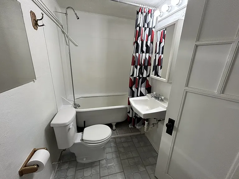 908 Midland Ave — Photo 11