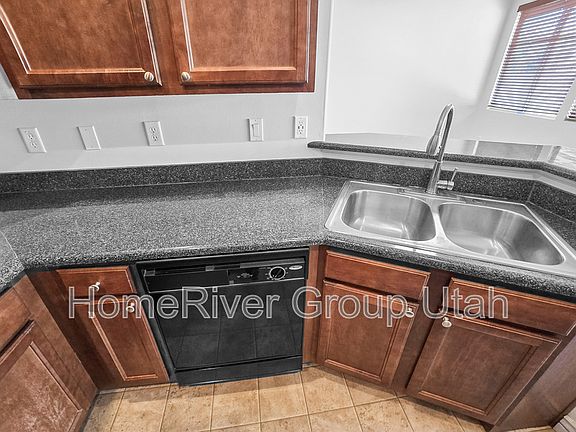 3rd image of 1538 W Kingsbury Ln