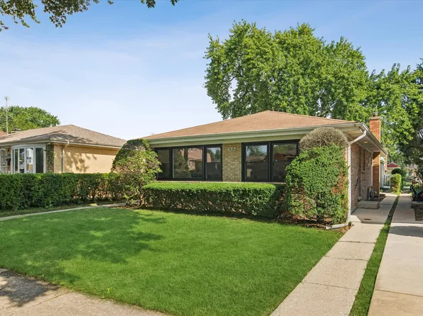 3820 Dobson St, Skokie, IL 60076
