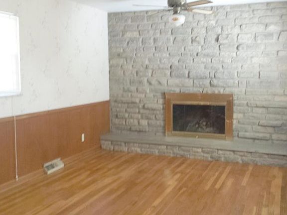 4th image of 251 Fairdale Ave